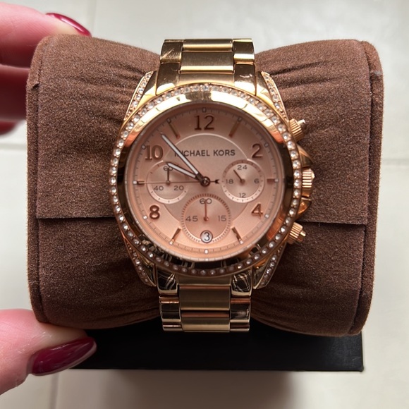 Michael Kors Rose Gold Watch - Picture 3 of 12